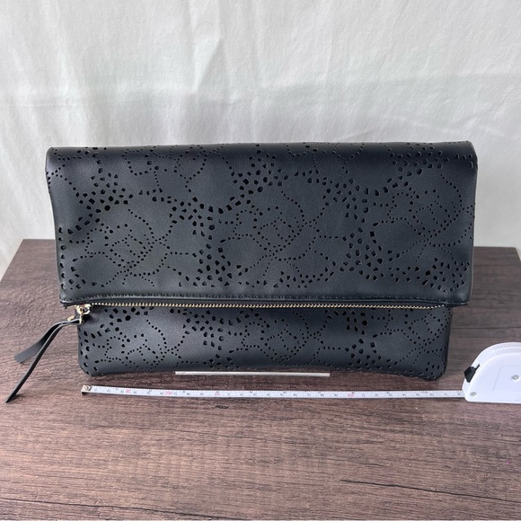 Urban Expressions Black Flower Design Detailed Locket Clutch w Gold Chain Strap - Picture 3 of 8